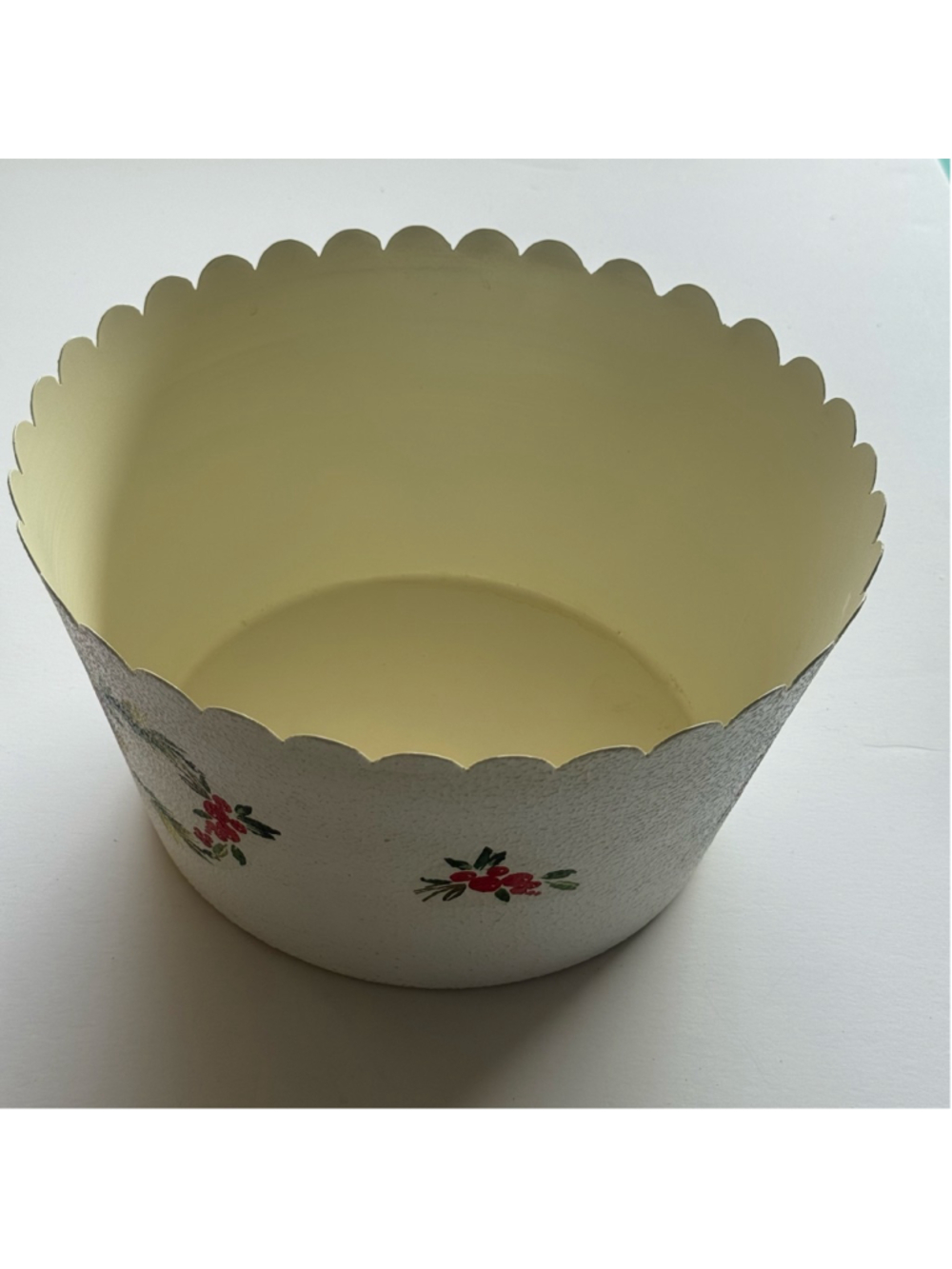 Vintage Christmas Toleware Bowl Scalloped Edge Berry Wreath Metal Bowl Cottageco - Picture 5 of 8